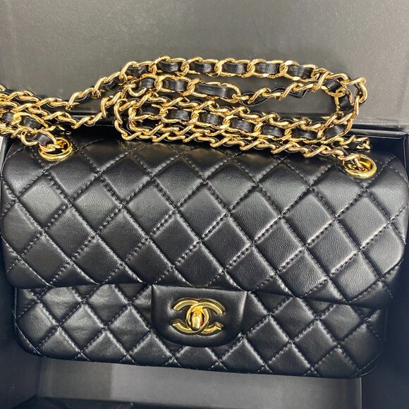 Classic Flap Bag - Black Quilted Leather with Gold Hardware, 24.5cm x 15cm x 6cm - Picture 1 of 7